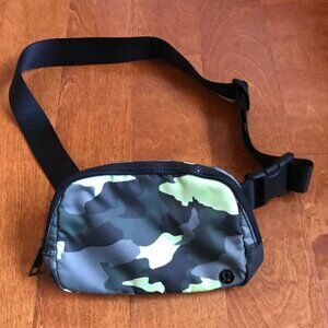 Lululemon Everywhere Women's Belt Bag in Neon Camo Brand New, Perfect Condition